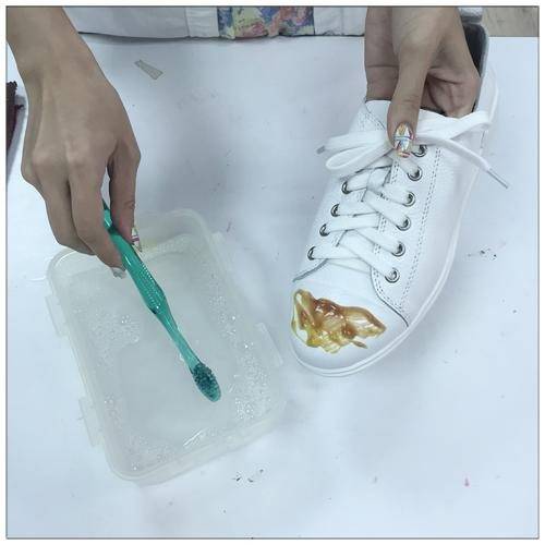 0招：白鞋这样洗不发黄麂皮鞋用这招擦脏污AG旗舰厅app鞋子怎么洗？实用洗鞋1(图19)
